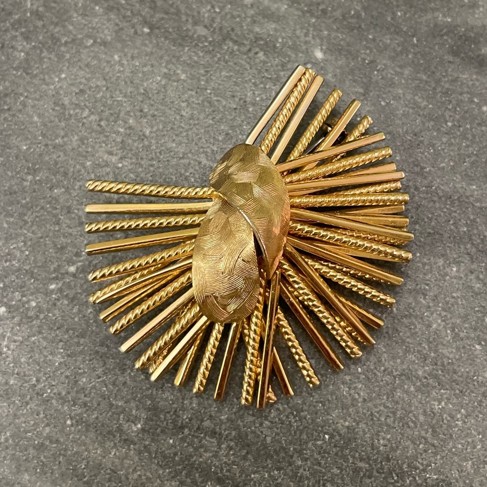 Vintage Christian Dior Grosse Radiant Gold Brooch - Picture 4 of 10